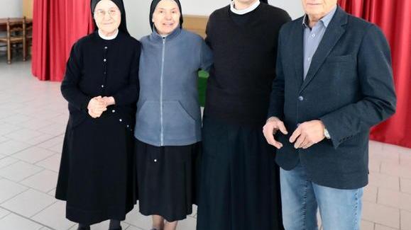 Da sinistra suor Maria Teresa, suor Teresa, suor Lucia e Graziano Pellegrini (Foto Agenzia Carlo Sestini)