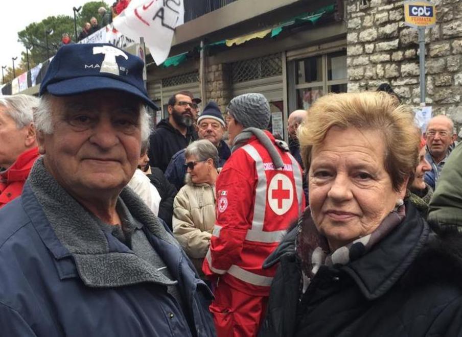 I genitori pensionati che hanno paura per il futuro del figlio