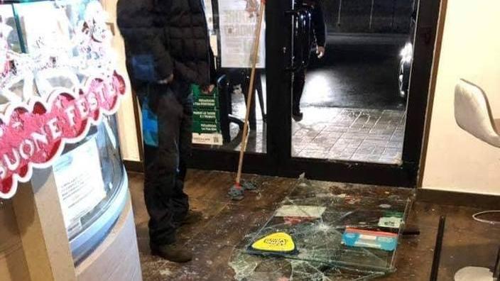 Spaccata al bar Dal Centurione rubati 800 euro dalla cassa