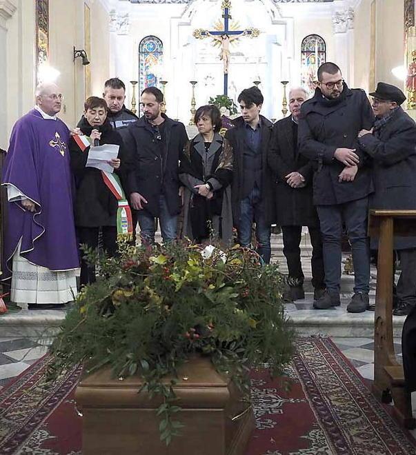 Un’intera comunità si ritrova ai funerali
