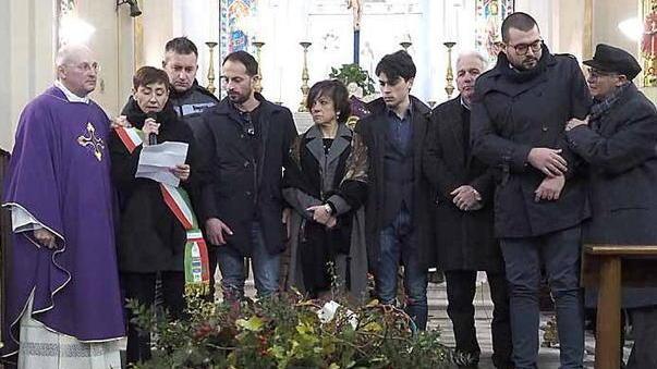 Un’intera comunità si ritrova ai funerali