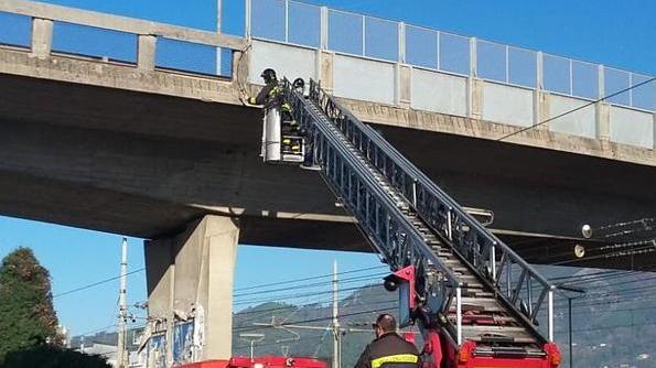 Chiuso l’accesso ai pedoni sul cavalcavia di Querceta