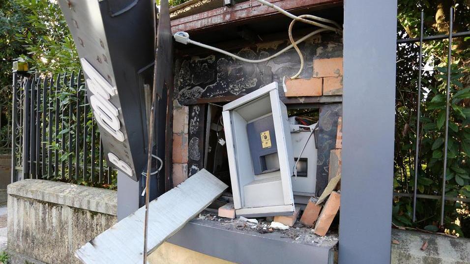 Torna a colpire la gang dell’acetilene, ma nell’esplosione perde settemila euro