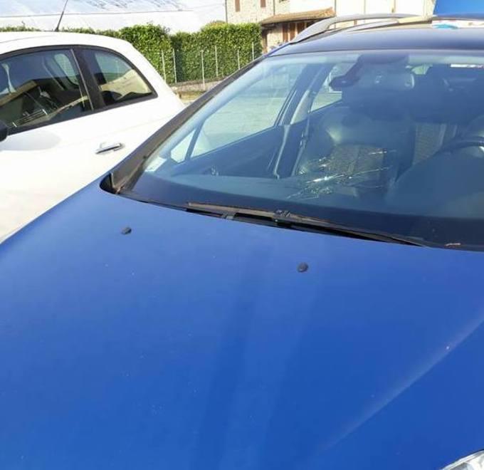 Anche un’altra auto colpita da un sasso 