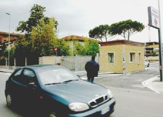 Il pronto soccorso di Pontedera e, accanto, passeggeri sul treno