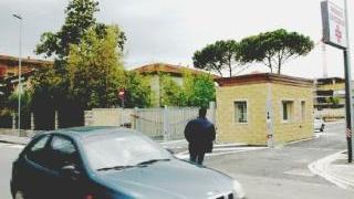 Il pronto soccorso di Pontedera e, accanto, passeggeri sul treno