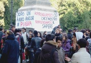 Sotto l’occupazione al Machiavelli l’anno scorso a destra una manifestazione studentesca in città nei giorni scorsi