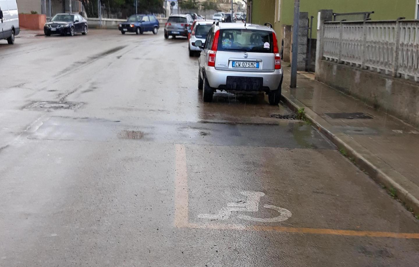 Stallo per disabili senza segnaletica 