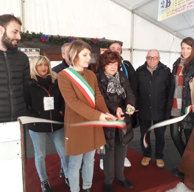Inaugurata la pista del ghiaccio in centro