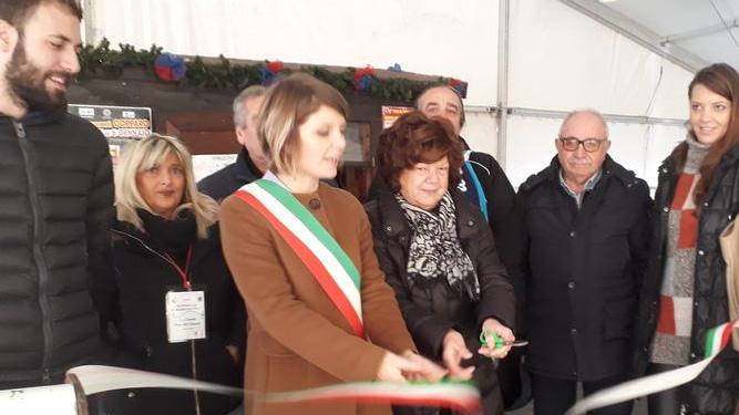 Inaugurata la pista del ghiaccio in centro