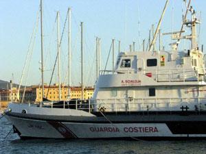 La motovedetta "Scialoia" a caccia dei relitti