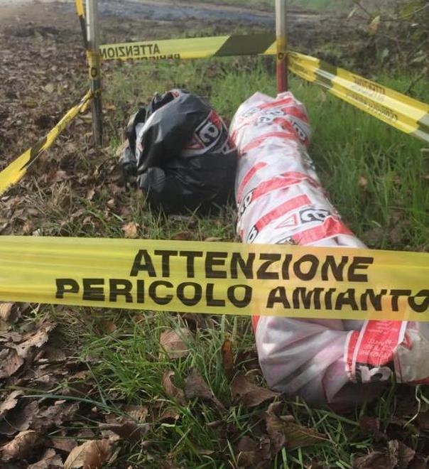 Un tubo d’amianto recintato nei campi «Non è pericoloso» 