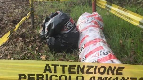 Un tubo d’amianto recintato nei campi «Non è pericoloso»