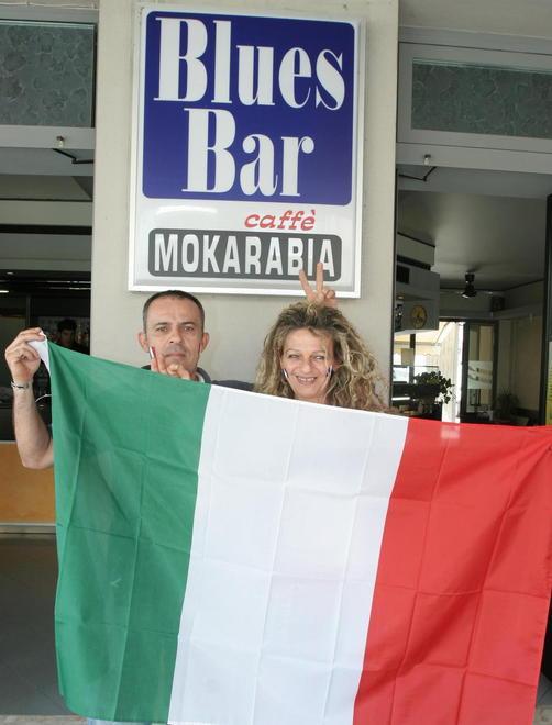 Tombino contro la vetrata saccheggiato il Blues Bar 