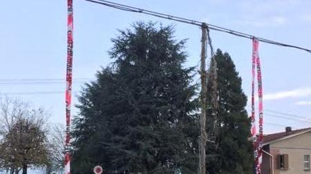 Palo telefonico abbattuto Via Franchetti nel caos