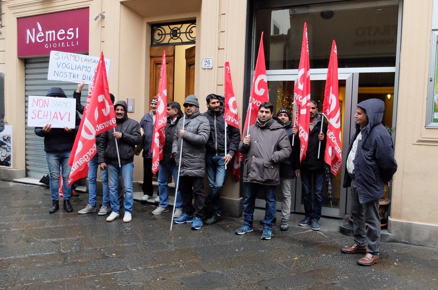 La manifestazione dei lavoratori del Panificio Toscano davanti alla Prefettura di Prato (foto Sproviero-Batavia)