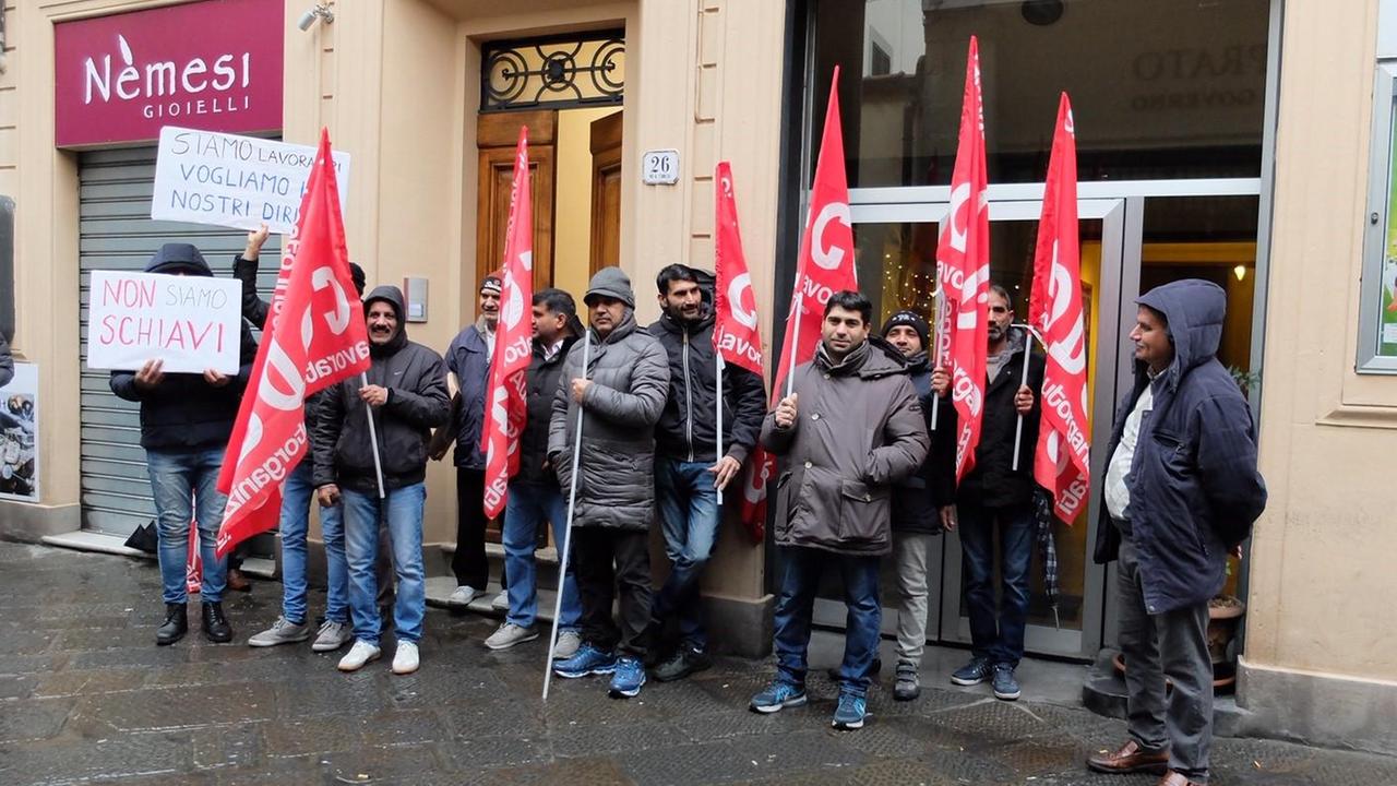 La manifestazione dei lavoratori del Panificio Toscano davanti alla Prefettura di Prato (foto Sproviero-Batavia)