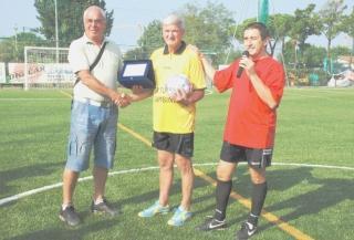 La premiazione di Luciano Galoppini, al centro della foto