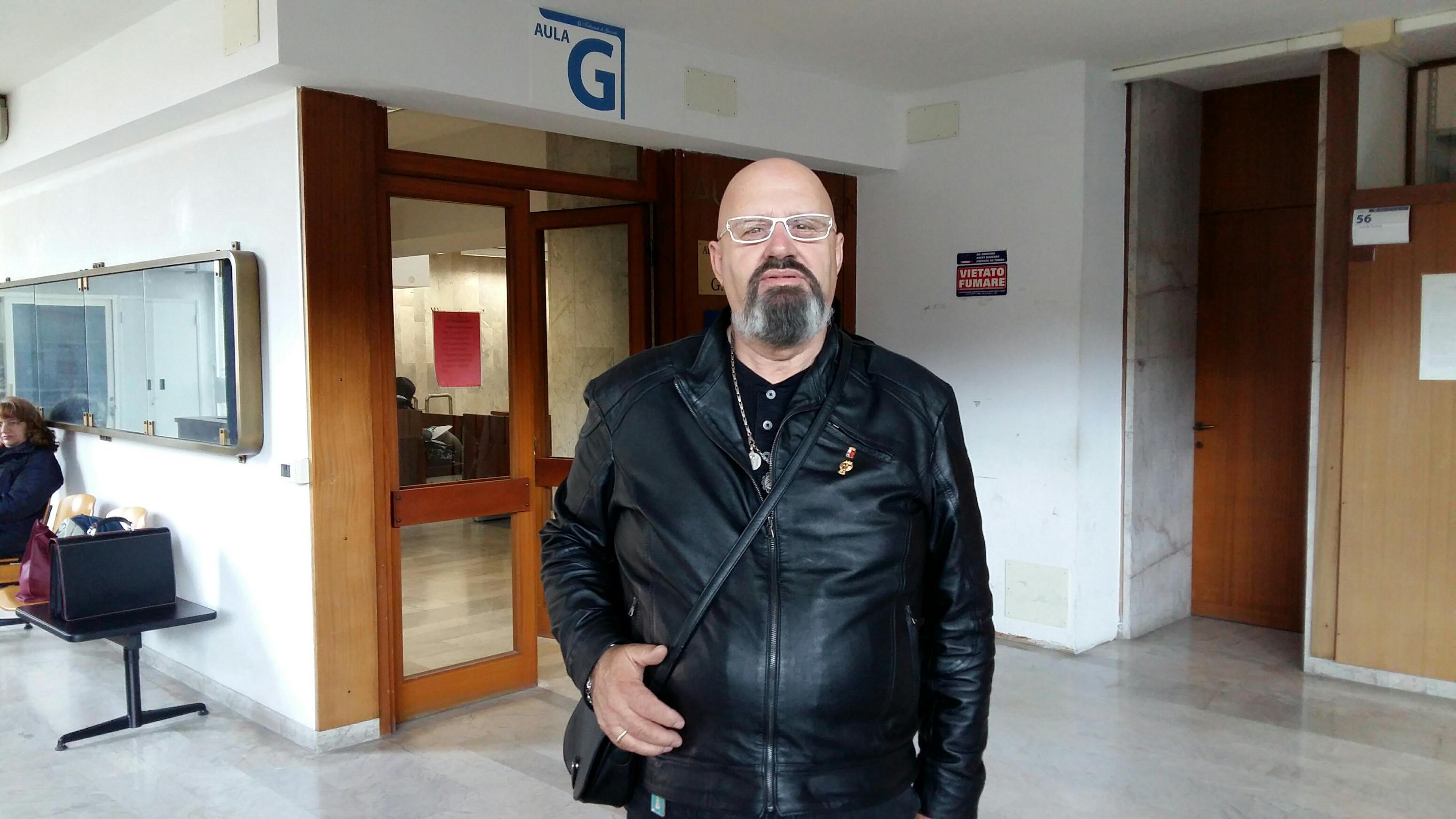 Bruno Poeti, davanti all’aula del tribunale dove si era svolta l’udienza di patteggiamento
