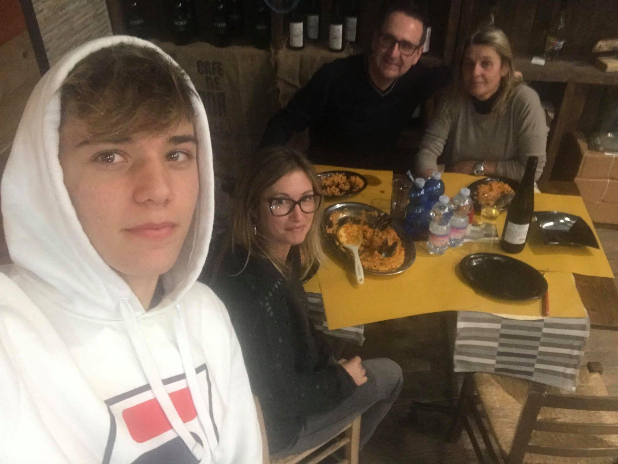 Doppio assedio a Valerio Mazzei, star di You Tube. Per lui centinaia di fan, arriva la polizia 