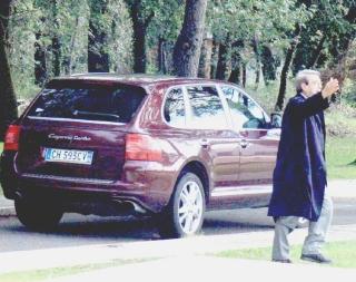 <strong>IL FILM. </strong>Da sinistra, l’arrivo di Aldo Spinelli al Coni, poi un summit a quattro con Cosmi e i dirigenti Nelso Ricci e Riccardo Sogliano, infine Cosmi dirige l’allenamento sotto lo sguardo del presidente e del suo staff dirigenziale