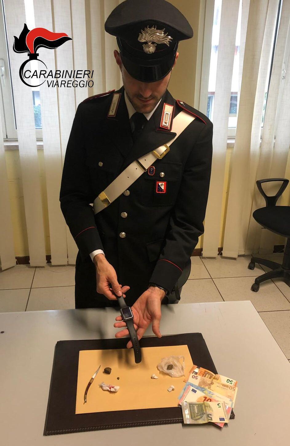 Fermati con hashish, cocaina e un orologio Apple rubato