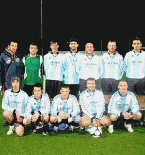 <strong>CALCIO A 8</strong> Sopra il team dei Pistolas vincitori sul team Scarico Libero (a destra)