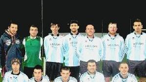 <strong>CALCIO A 8</strong> Sopra il team dei Pistolas vincitori sul team Scarico Libero (a destra)