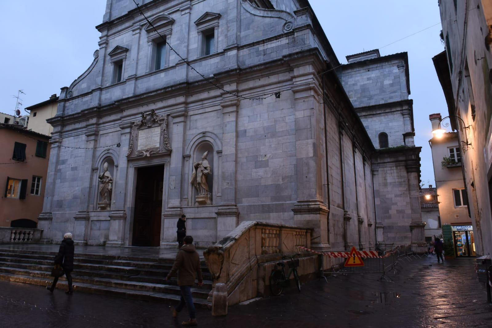 Frammenti di pietra caduti dal tetto della chiesa di San Paolino
