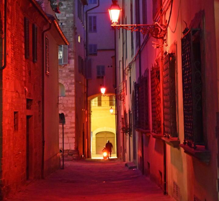 «Sicurezza a rischio con quelle luci rosse nei vicoli del centro»