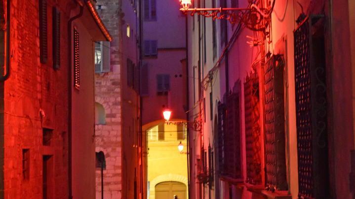«Sicurezza a rischio con quelle luci rosse nei vicoli del centro»
