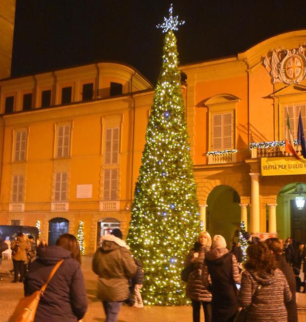 Piazza Prampolini s’illumina con il grande albero di Natale 