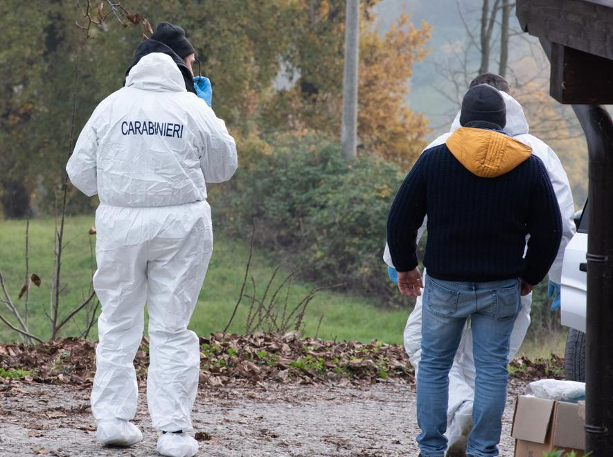 Trovato morto carbonizzato in giardino Indagini a tutto campo, disposta l’autopsia 