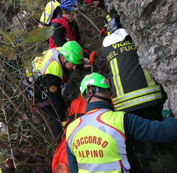 Precipita per cento metri dalla Pietra. Trovato morto scalatore di 57 anni 