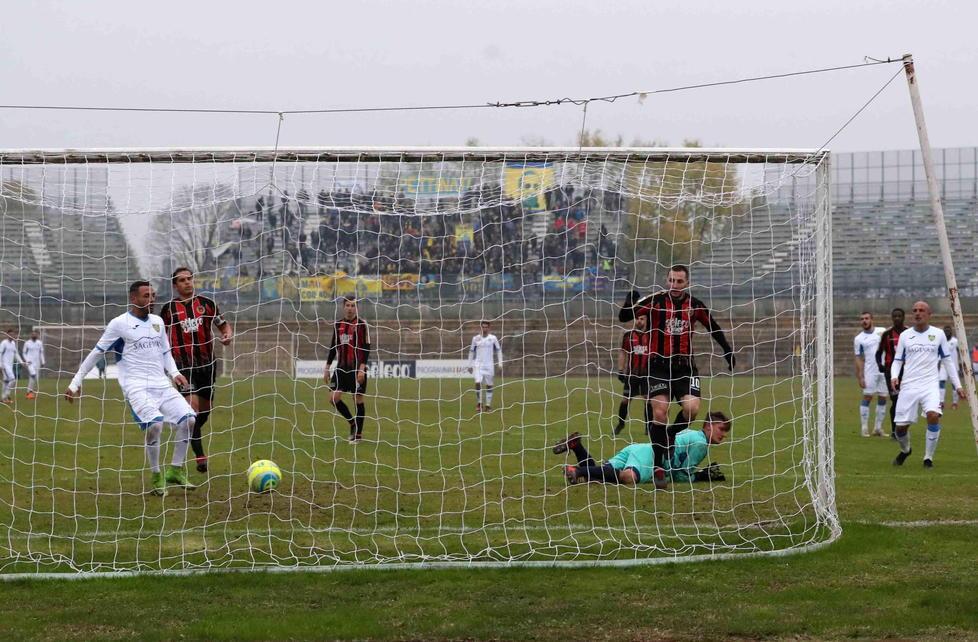 Mamma mia, strapotere Carrarese inchinatevi al calcio più bello d’Italia 