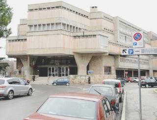 Si finge poliziottoper lo sconto, condannato