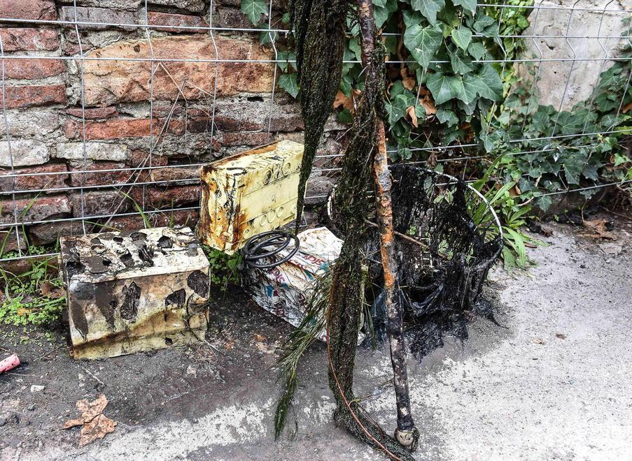 Quanti rifiuti nel condotto pubblico... Biciclette, batterie e anche un boiler 