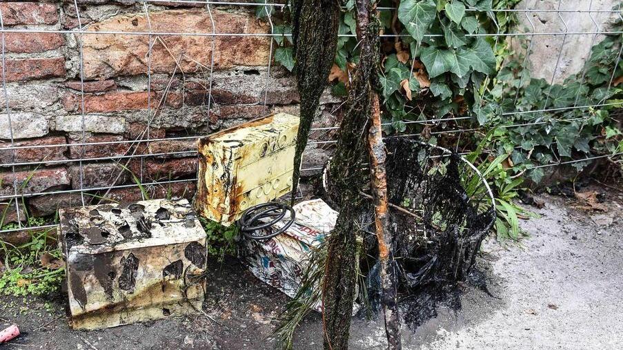 Quanti rifiuti nel condotto pubblico... Biciclette, batterie e anche un boiler