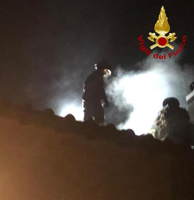 Tetto a fuoco per colpa della canna fumaria