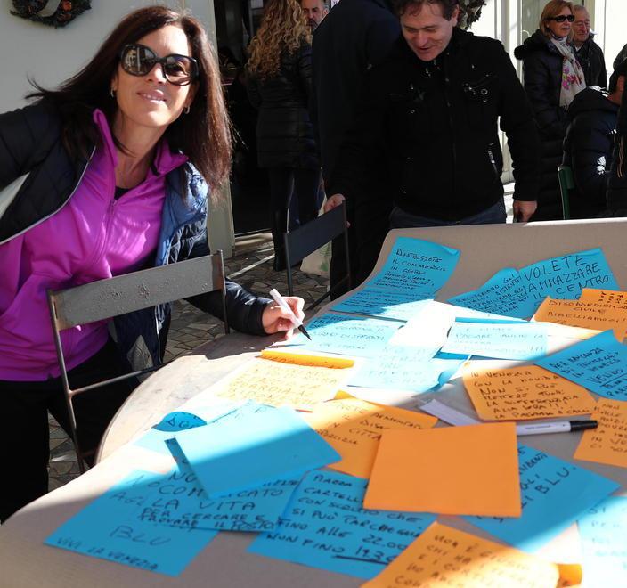 Partecipazione fai da te al bar e spunta la bacheca dei disagi 