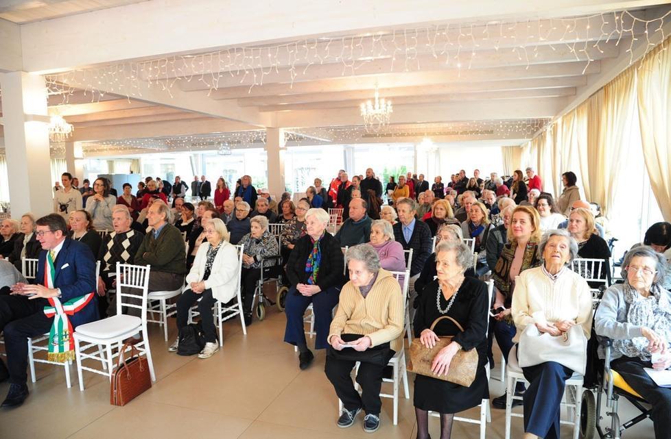 Gli anziani al Pranzo di Natale dei Lions