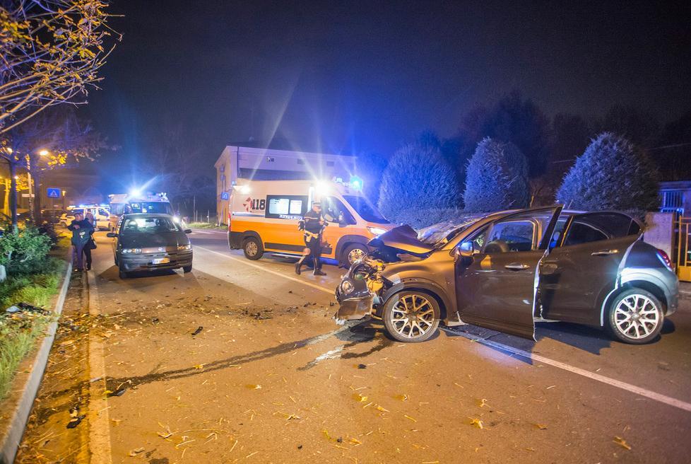 Madonnina Auto contro un albero: quattro feriti 