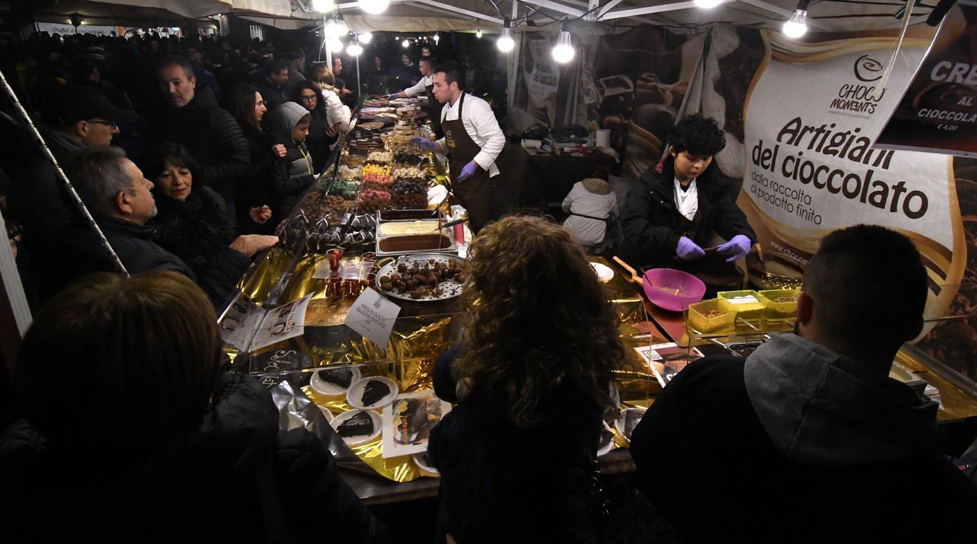 Il cioccolato riempie piazza Eleonora come per la Sartiglia 