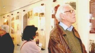 Persone in visita al museo di Giosuè Carducci a Castagneto