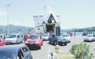 Passeggeri e auto sbarcano da una nave Toremar a Portoferraio