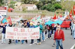 Una manifestazione dei lavoratori Dalmine contro l’ipotesi di chiusura del tubificio