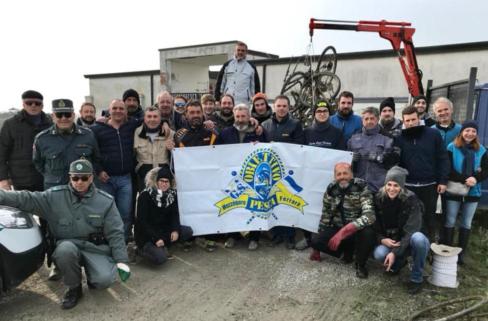 Volontari puliscono il canale dai rifuti 