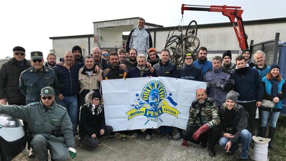 Volontari puliscono il canale dai rifuti