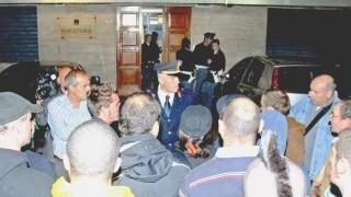 Manifestanti davanti alla questura dopo gli arresti di domenica