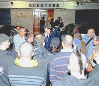 Manifestanti davanti alla questura dopo gli arresti di domenica